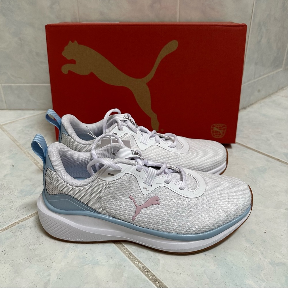 NWT PUMA Women's white with blue detail Sneaker size 6.5